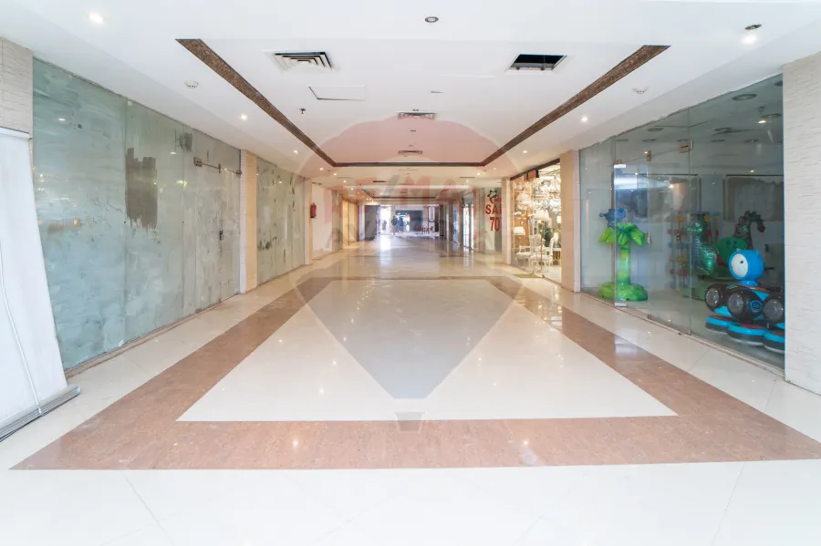 محل للايجار 220 م المنتزه (داخل مول رويال بلازا)