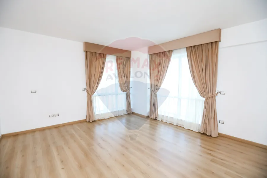 شقه للايجار 220 م  سموحه ( ابراج الجيش )