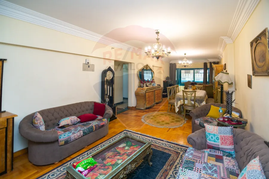 شقة للبيع 180 م لوران (ش عبد السلام عارف على الترام مباشرة)