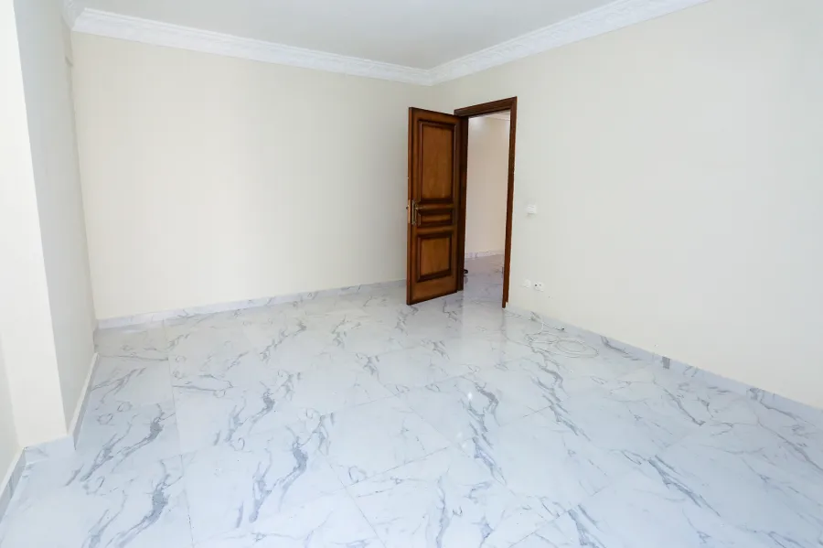 شقة للبيع 140 م لوران (ش شعراوى - خطوات من البحر)