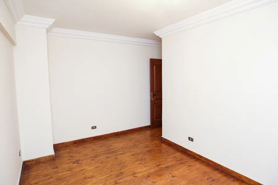 شقة للبيع 225م جناكليس (ش أبوقير - برج اوبال - السلام انتربيلد)