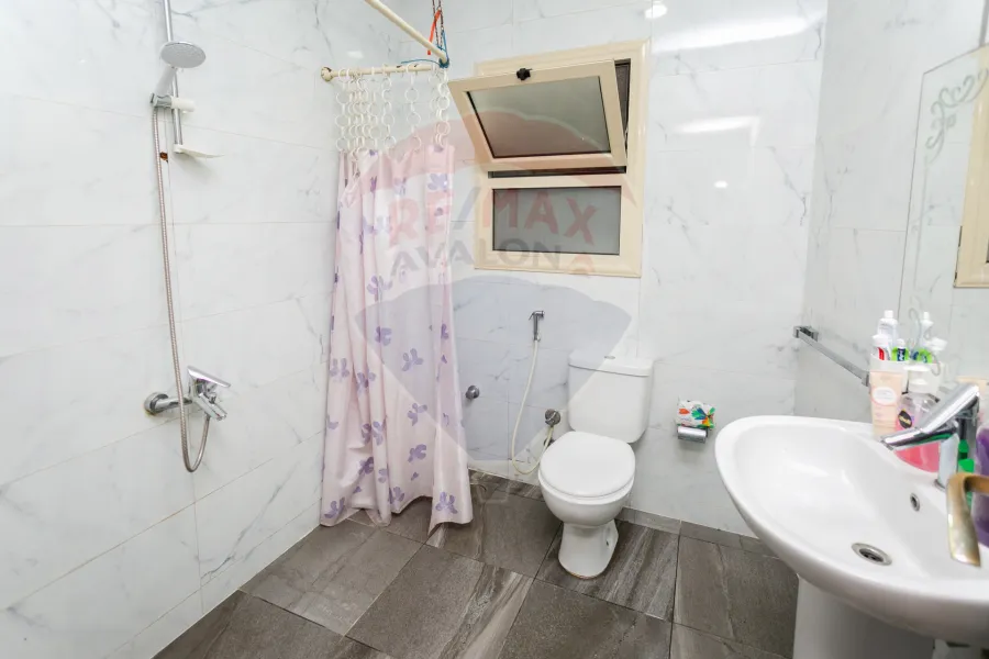 شقة للبيع 311 م لوران (علي الترام مباشرة)