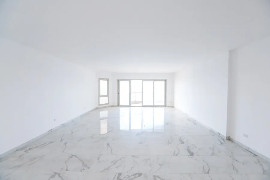 شقة للبيع 350 م لوران ( علي البحر مباشرة )