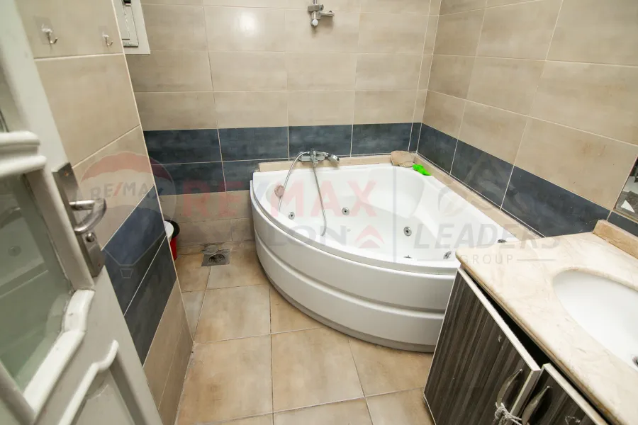 شقة للبيع 125 م كليوباترا (علي البحر مباشرة)