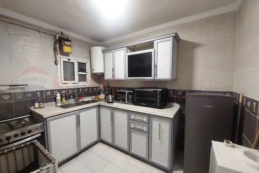 شقة مفروشة للإيجار السنوي 120 م سيدي جابر (عمارات الضباط - اول نمرة بحر)