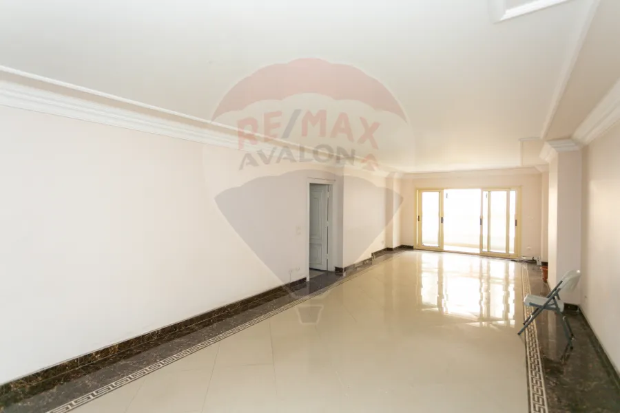 شقة للبيع 225 م لوران (علي الترام مباشرة)