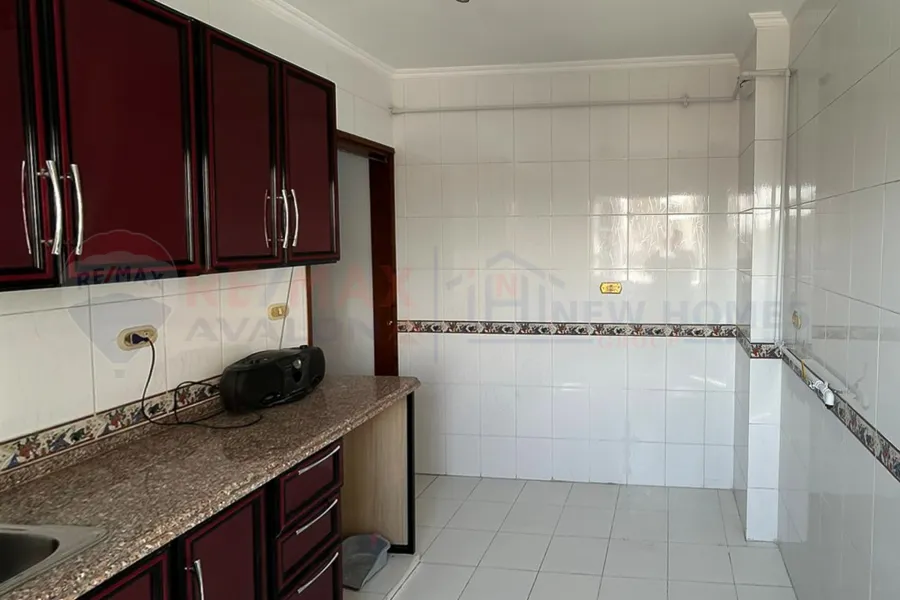 شقة للبيع 175 م الازاريطة (خطوات من الترام)