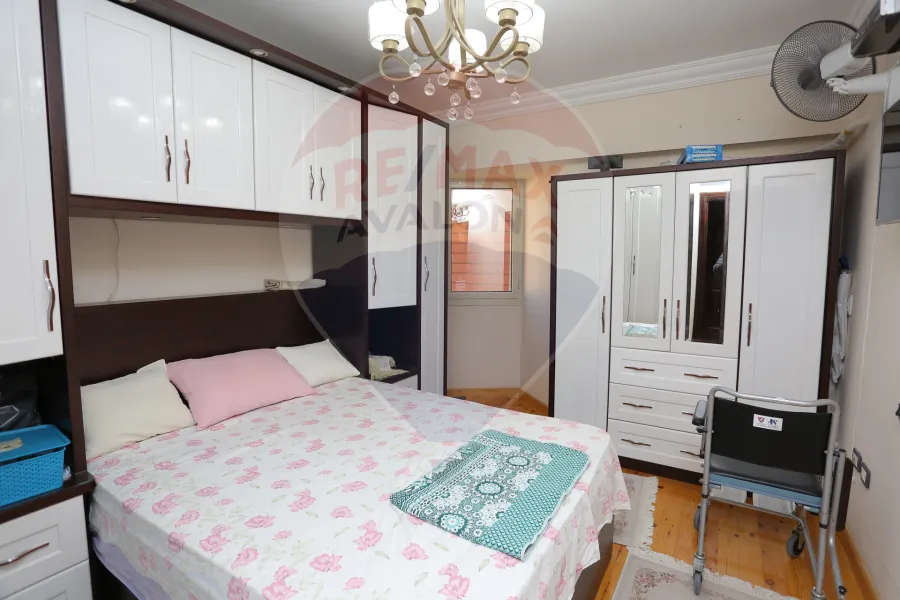 شقة للإيجار 225 م جناكليس (علي الترام مباشرة)