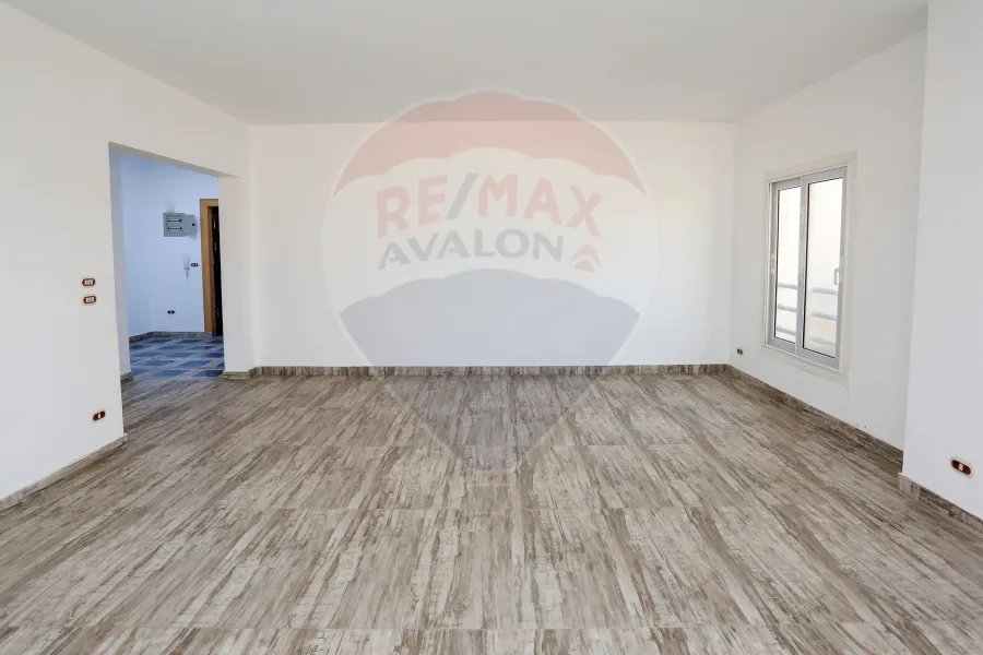 شقة للإيجار 285 م مباني + 210 م تراس سموحة (شارع زكي رجب)