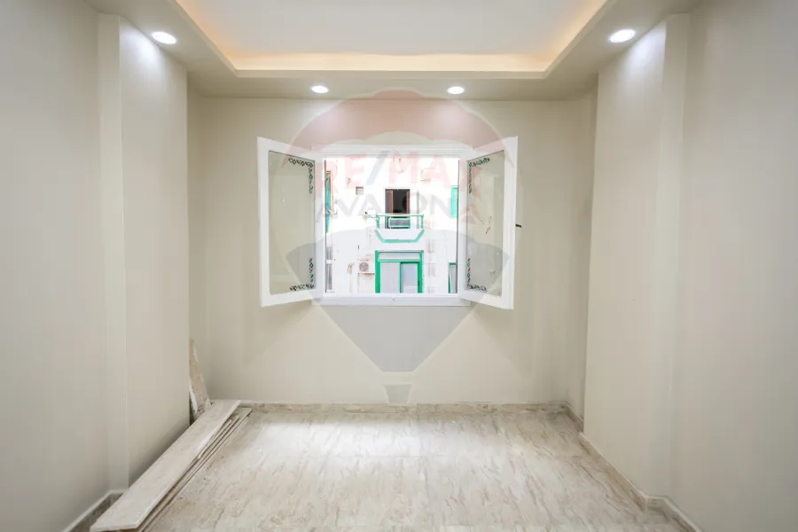 شقة للبيع 135 م ميامي (متفرع من ش جمال عبد الناصر)