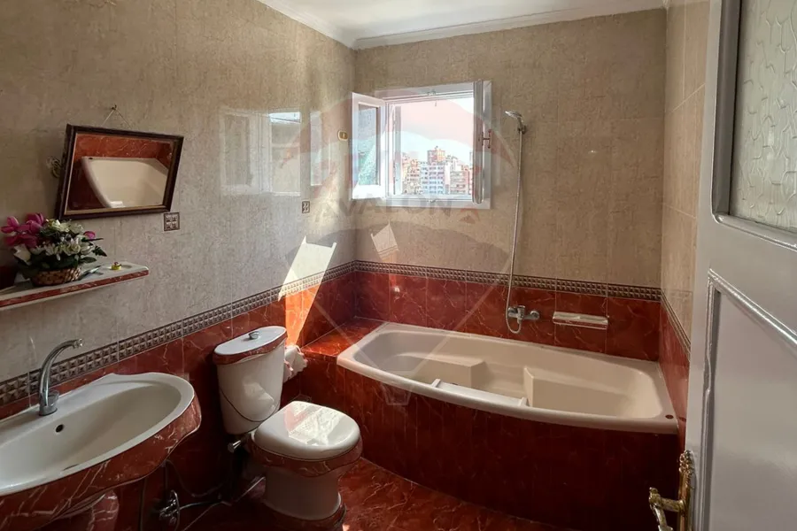 شقة للبيع 175 م الازاريطه (بجوار مستشفى الاندلسيه)