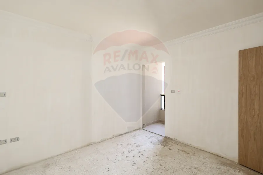 شقة للبيع 140 م المعمورة الشاطئ (خطوات من البحر)