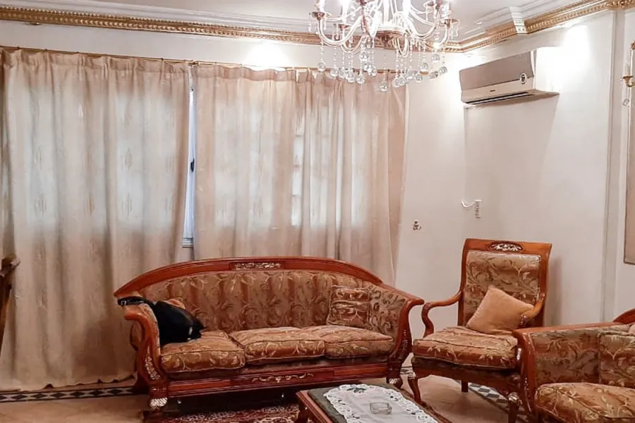 شقة للايجارمفروش 140م كامب شيزار (2 نمرة من البحر)