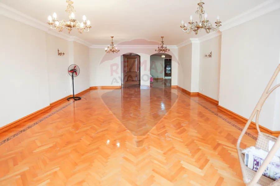 شقة للبيع 250 م سموحة (ش حسن علام)