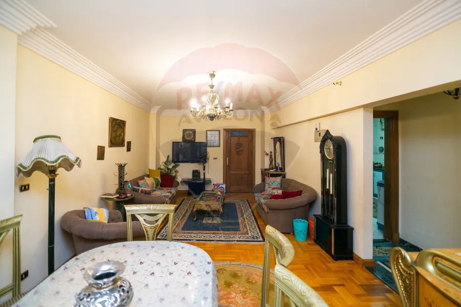 شقة للبيع 180 م لوران (ش عبد السلام عارف على الترام مباشرة)