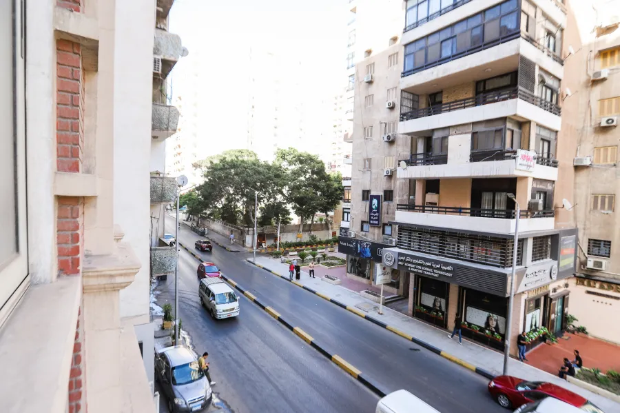 مقر إدارى للايجار 140 م جناكليس ( شارع أبوقير الرئيسي )