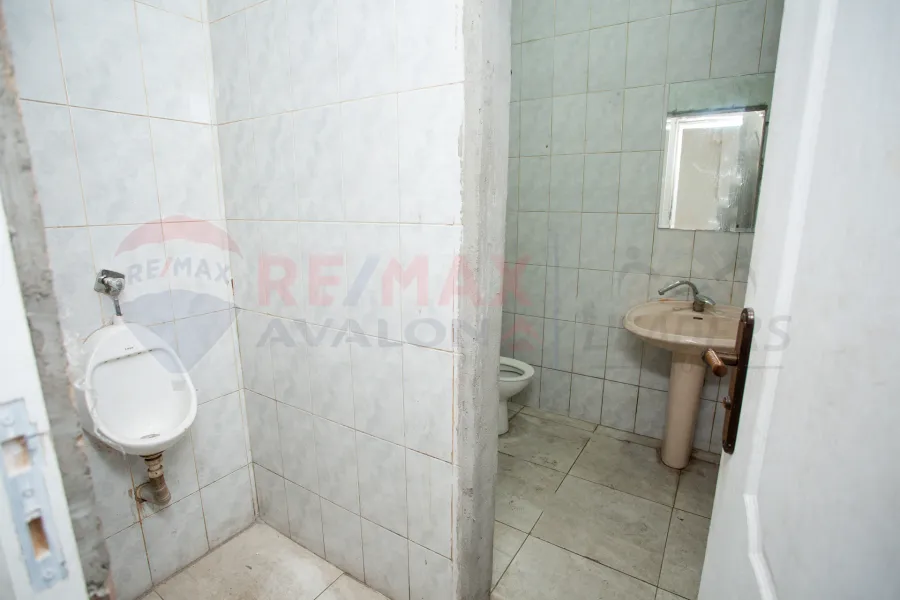 محل للإيجار 371 م المطار (بجوار مستشفي طلعت مصطفي)