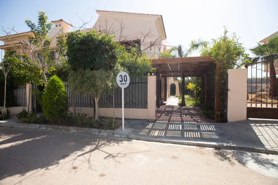 فيلا توين هاوس للبيع 419 م كينج مريوط (كومباوند اليكس ويست - فيو البحيرة)