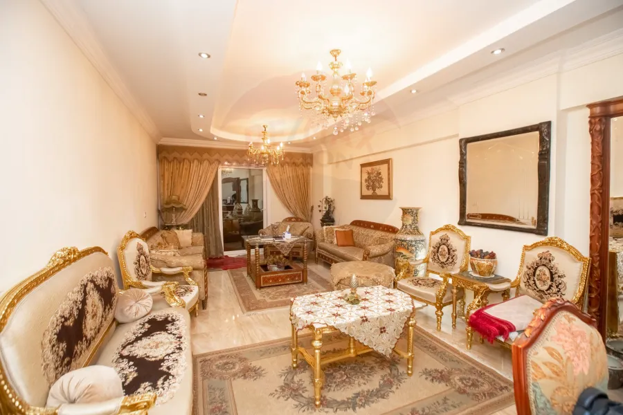 شقة للبيع 145م كامب شيزار (علي البحر مباشرة)