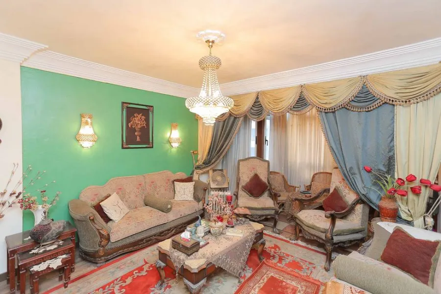 شقة للبيع 170م ميامي (ش جمال عبد الناصر الرئيسي - بالقرب من الاكايميه العربيه)