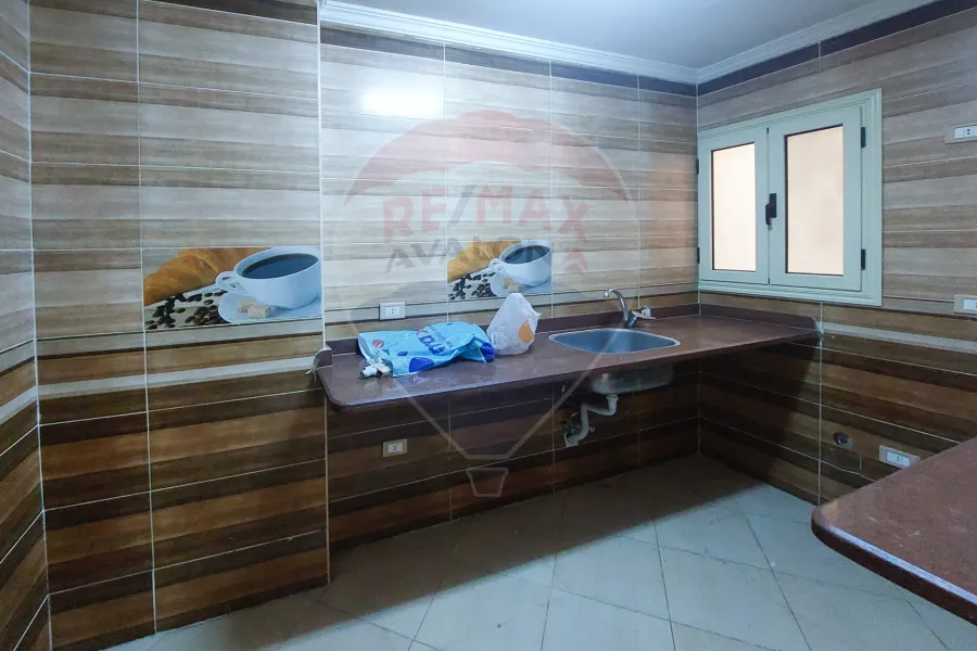 Apartment for rent 185m Louran (steps from Victoria College)