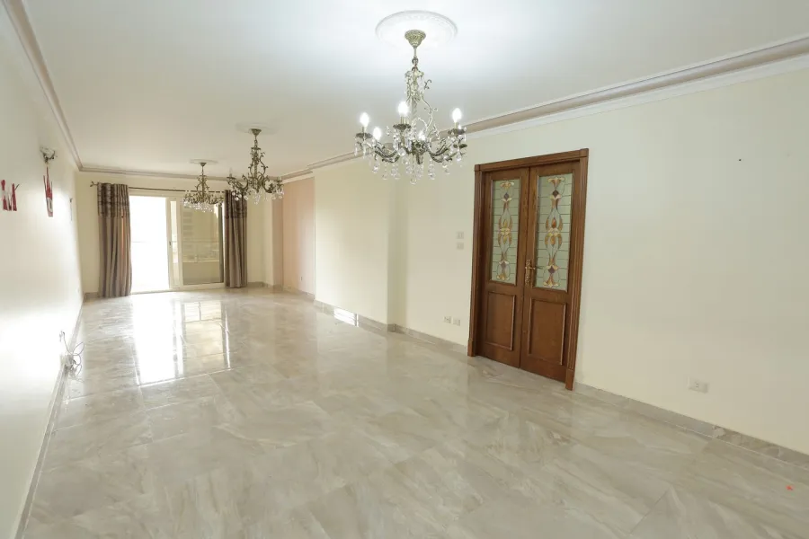 شقة للبيع 240م صافى زيزنيا -بين الترام وش ابوقير- خطوات من سان ستيفانو والبحر