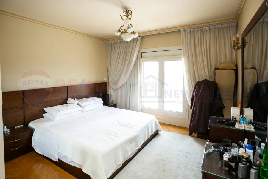 شقة للبيع 160 م كفر عبده (ش سكينة بنت الحسين)