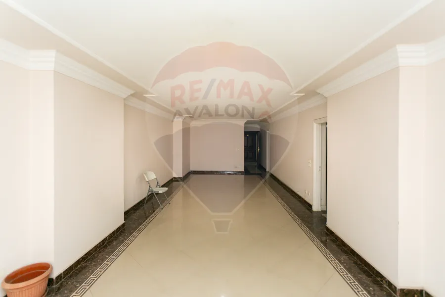 شقة للبيع 225 م لوران (علي الترام مباشرة)