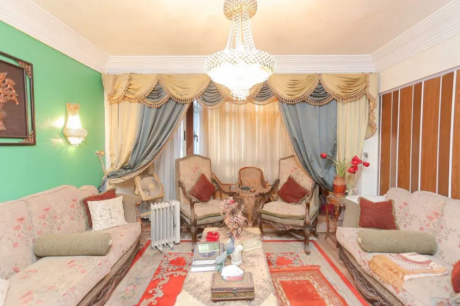 شقة للبيع 170م ميامي (ش جمال عبد الناصر الرئيسي - بالقرب من الاكايميه العربيه)