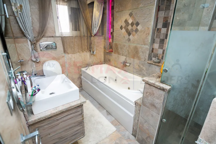 شقة للبيع 265 م زيزينيا (ش أبو قير)