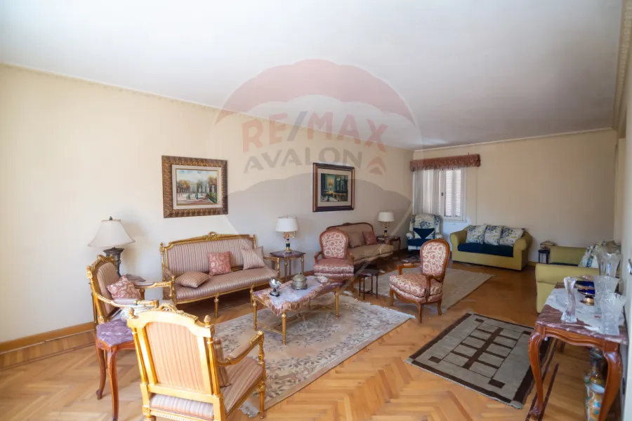 شقة دوبلكس للبيع 300 م الازاريطة (ش الاسكندر الاكبر - خطوات من البحر )