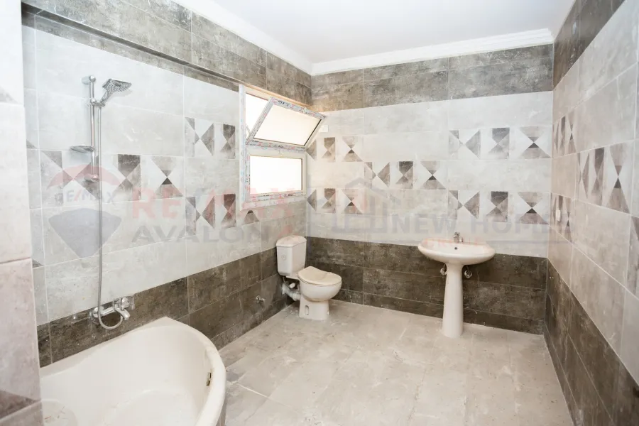 شقة للبيع 270 م ستانلي (ش عبد العزيز فهمي - برج براند) - اول سكن