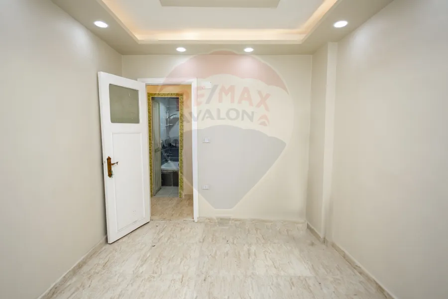 شقة للبيع 135 م ميامي (متفرع من ش جمال عبد الناصر)