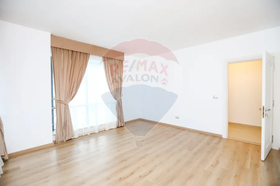 شقه للايجار 220 م  سموحه ( ابراج الجيش )