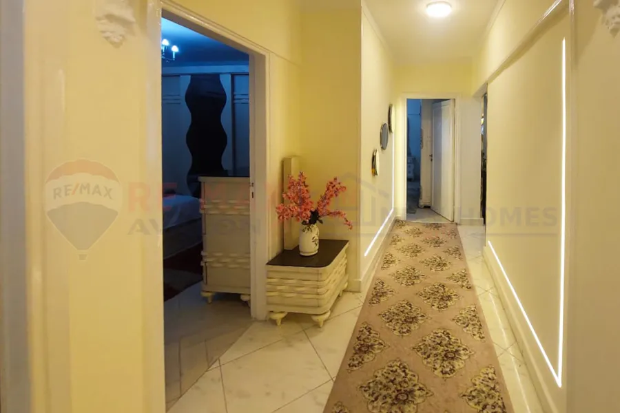 شقة مفروشة للإيجار السنوي 120 م سيدي جابر (عمارات الضباط - اول نمرة بحر)