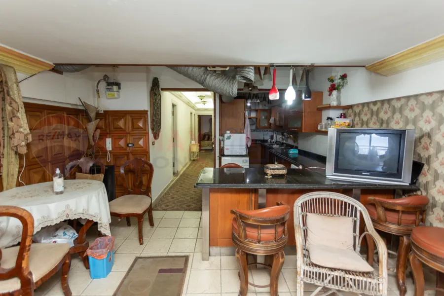 شقة للبيع 225 م كامب شيزار (علي البحر مباشرة)