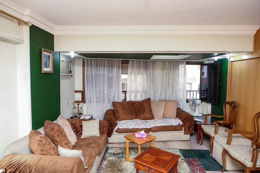 شقة فاخرة للبيع 215م سموحة (خطوات من نادى سموحة)