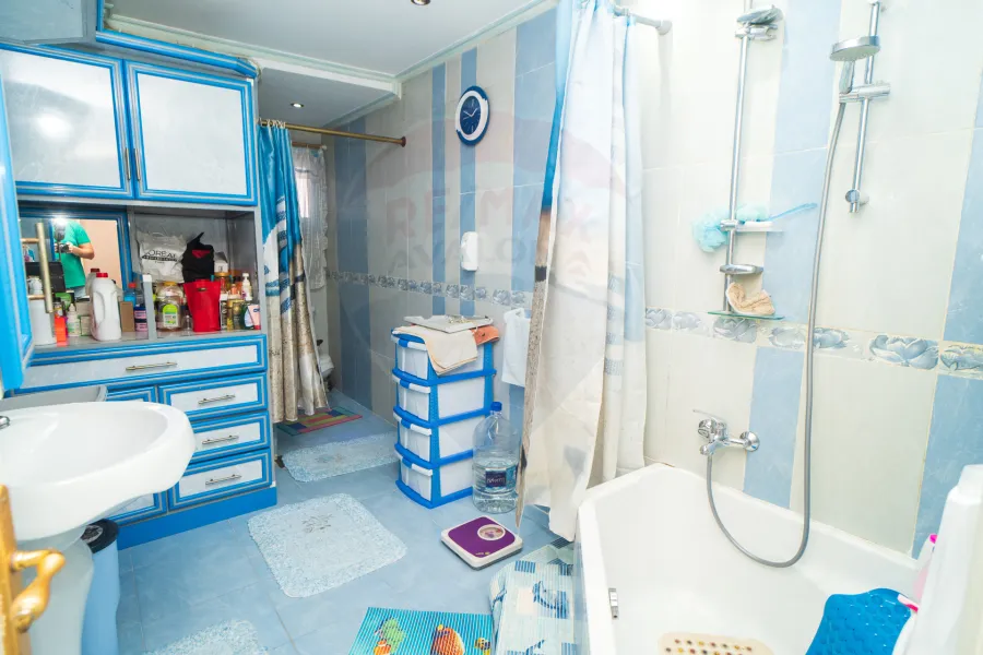 شقة للبيع 200 م زيزينيا (ش مسجد يحيى)