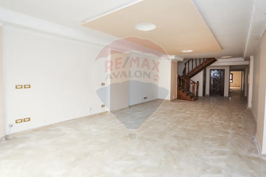 دوبلكس للإيجار  300 م سموحة (ش بهاء الدين الغتوري - خطوات من فوزي معاذ)