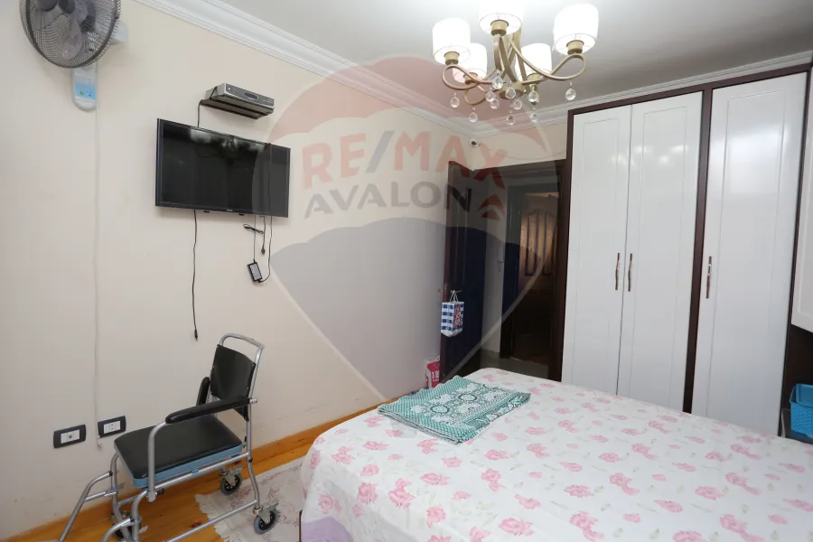 شقة للإيجار 225 م جناكليس (علي الترام مباشرة)