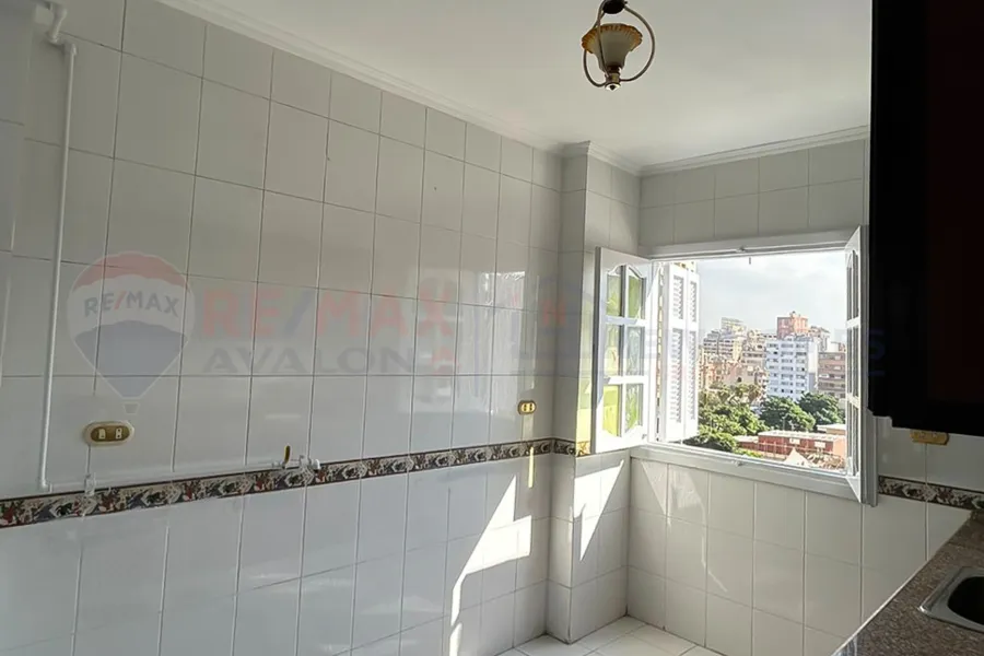 شقة للبيع 175 م الازاريطة (خطوات من الترام)