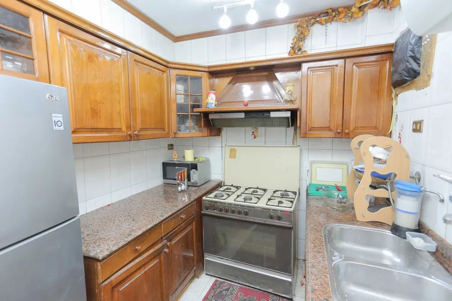 شقة للبيع 170م ميامي (ش جمال عبد الناصر الرئيسي - بالقرب من الاكايميه العربيه)