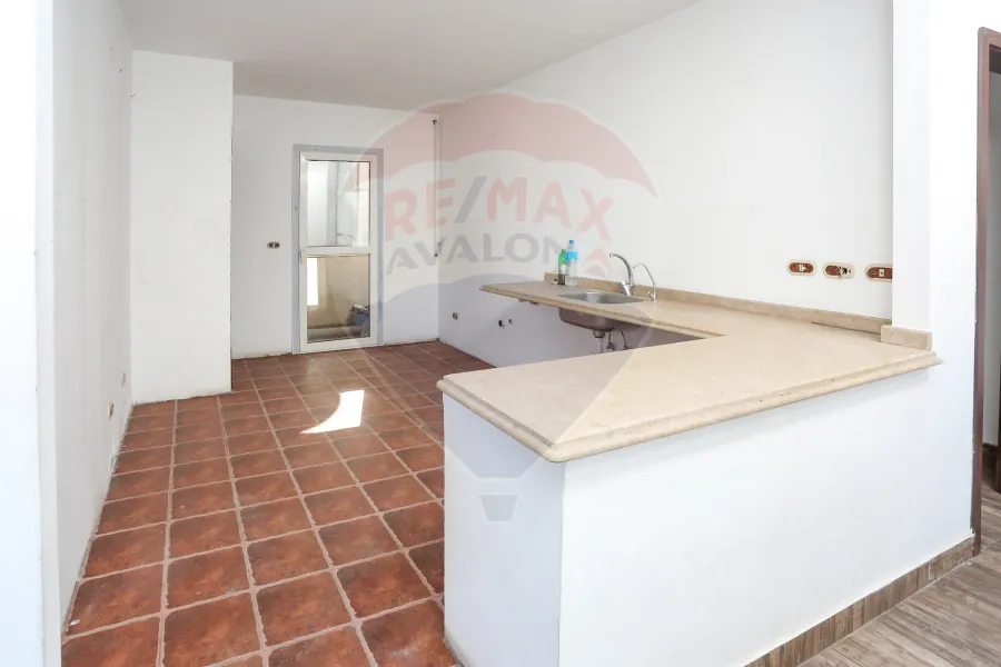 شقة للإيجار 285 م مباني + 210 م تراس سموحة (شارع زكي رجب)