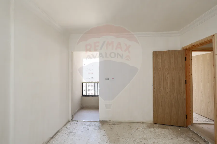 شقة للبيع 140 م المعمورة الشاطئ (خطوات من البحر)