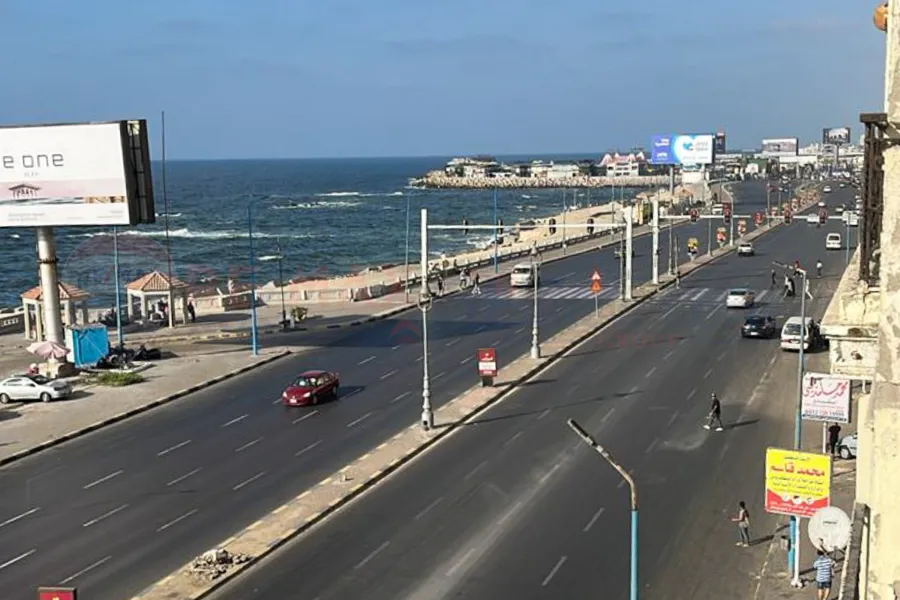 شقة للايجار المفروش 100 م  سبورتنج (علي البحر مباشرة)