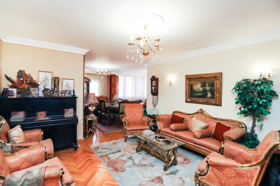 شقة للبيع  200 م سموحة (خلف ميدان فيكتور عمانوئيل)