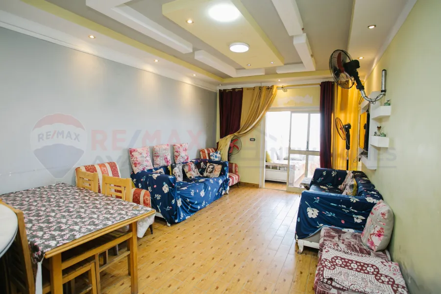 شقة للبيع 120 م سيدي بشر(علي البحر مباشرة)