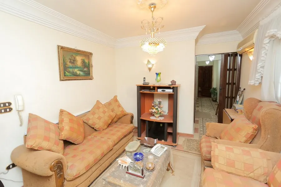 شقة للبيع 170م ميامي (ش جمال عبد الناصر الرئيسي - بالقرب من الاكايميه العربيه)