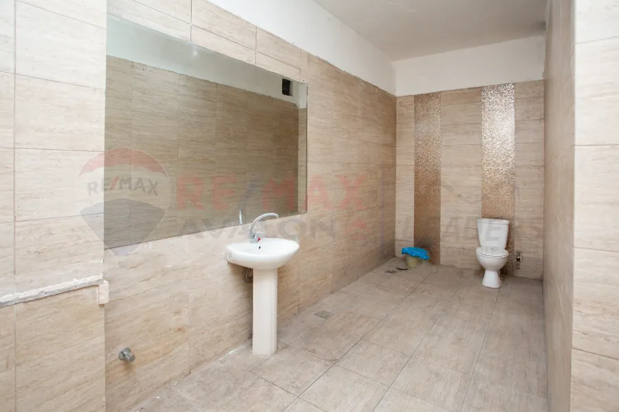 محل للإيجار 371 م المطار (بجوار مستشفي طلعت مصطفي)