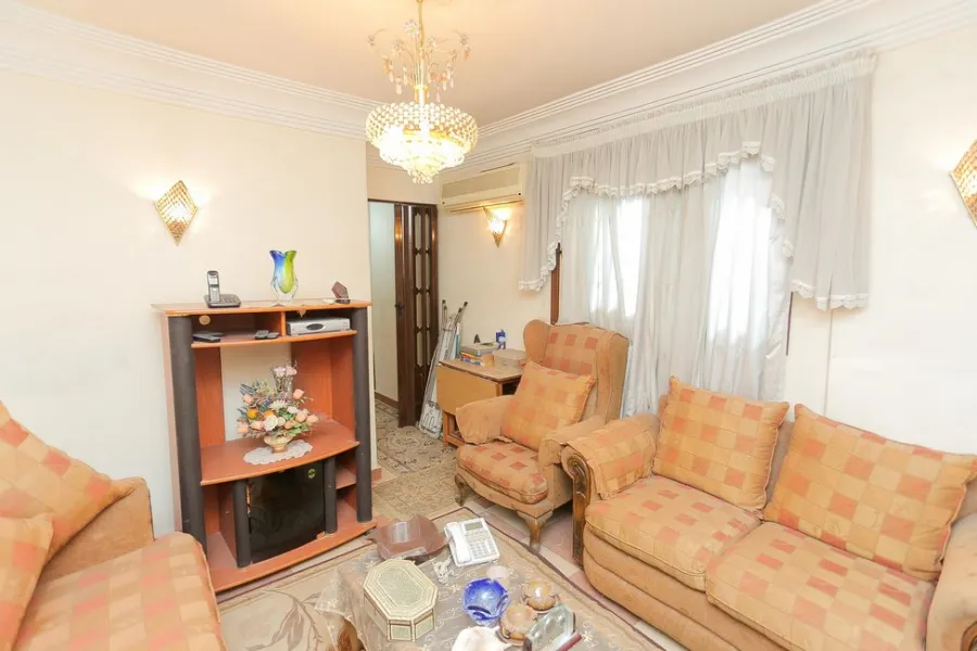 شقة للبيع 170م ميامي (ش جمال عبد الناصر الرئيسي - بالقرب من الاكايميه العربيه)